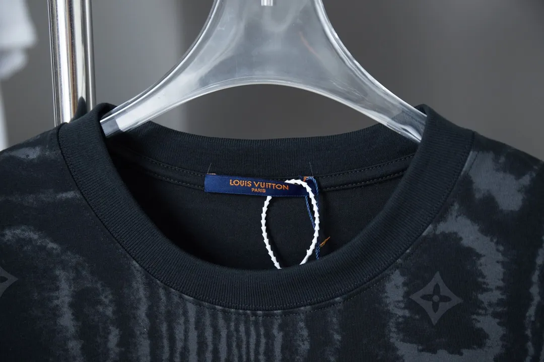 🅿️180 Louis LV 25ss new early spring short-sleeved corrugated texture LV printed foam short-sleeved light luxury essential item for daily commuting for men and women Correct version Welcome to compare Detailed features · 320g 100% cotton double yarn jersey fabric · Fabric digitally printed ripple texture . Positioning laser cutting . Cut-out printed foam LV letters · Double-needle stitching and cross-stitching technology · Original main mark, washed tag, brand moisture-proof paper packaging Color: Black Size: S/M/L/XL